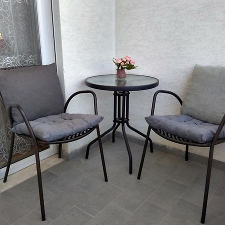 City Center Cute And Comfy Apartment - Ajia Apartments Tirana Bagian luar foto