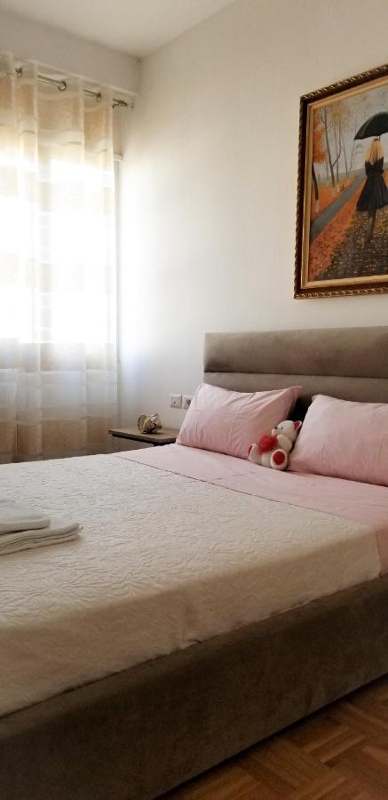 City Center Cute And Comfy Apartment - Ajia Apartments Tirana Bagian luar foto