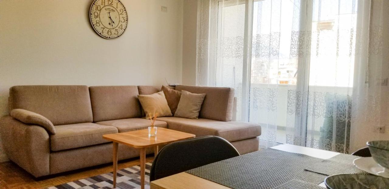 City Center Cute And Comfy Apartment - Ajia Apartments Tirana Bagian luar foto
