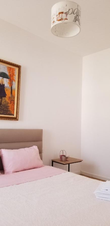 City Center Cute And Comfy Apartment - Ajia Apartments Tirana Bagian luar foto