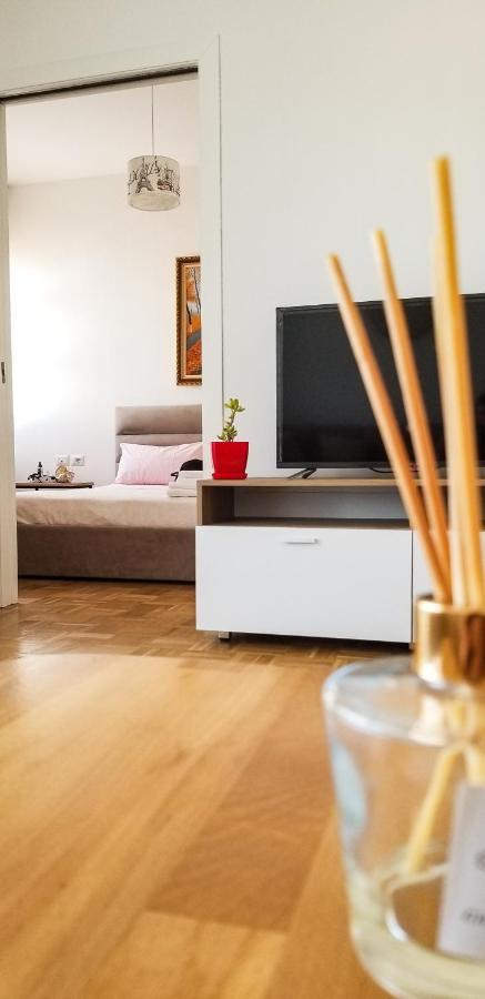 City Center Cute And Comfy Apartment - Ajia Apartments Tirana Bagian luar foto