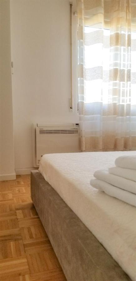 City Center Cute And Comfy Apartment - Ajia Apartments Tirana Bagian luar foto