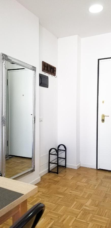 City Center Cute And Comfy Apartment - Ajia Apartments Tirana Bagian luar foto