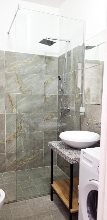 City Center Cute And Comfy Apartment - Ajia Apartments Tirana Bagian luar foto