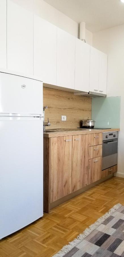 City Center Cute And Comfy Apartment - Ajia Apartments Tirana Bagian luar foto