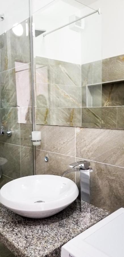 City Center Cute And Comfy Apartment - Ajia Apartments Tirana Bagian luar foto