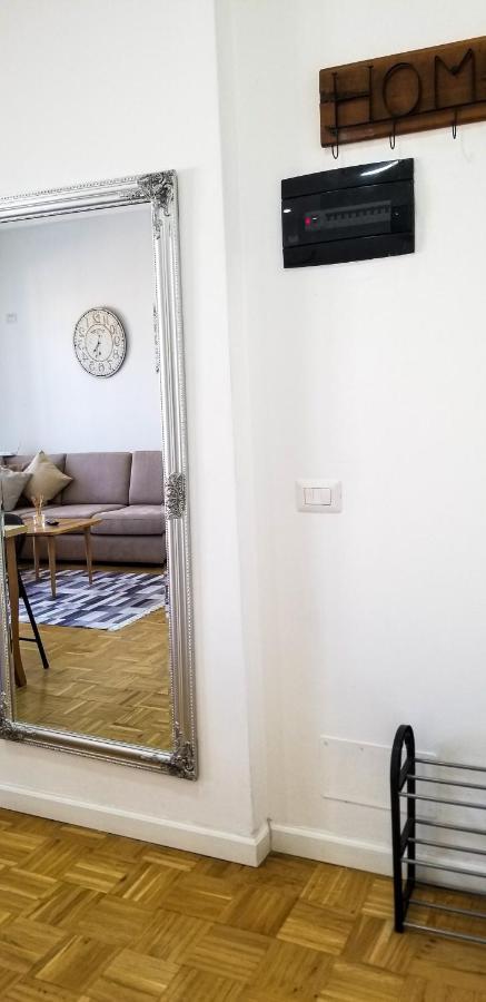 City Center Cute And Comfy Apartment - Ajia Apartments Tirana Bagian luar foto