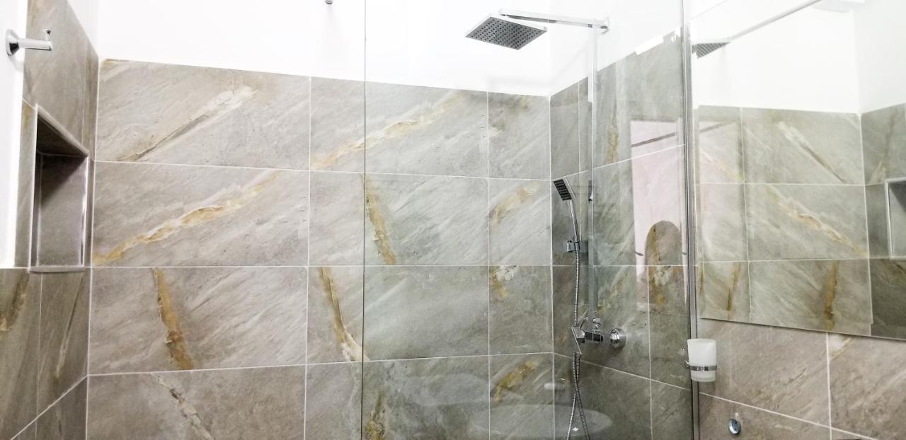 City Center Cute And Comfy Apartment - Ajia Apartments Tirana Bagian luar foto