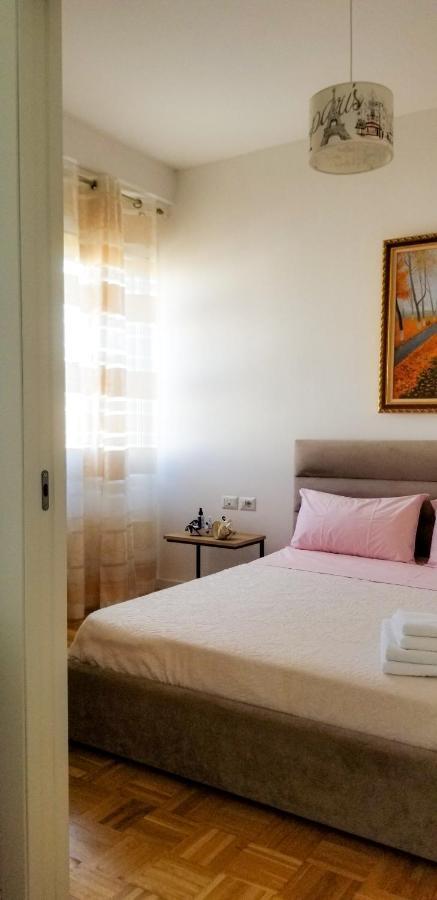 City Center Cute And Comfy Apartment - Ajia Apartments Tirana Bagian luar foto