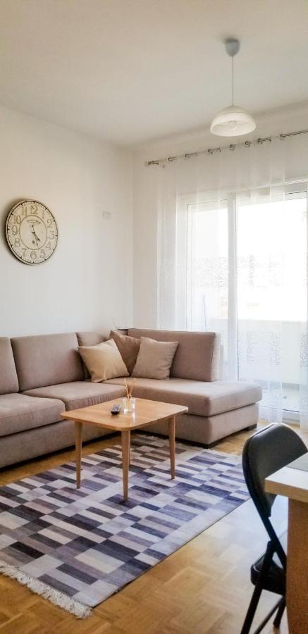 City Center Cute And Comfy Apartment - Ajia Apartments Tirana Bagian luar foto