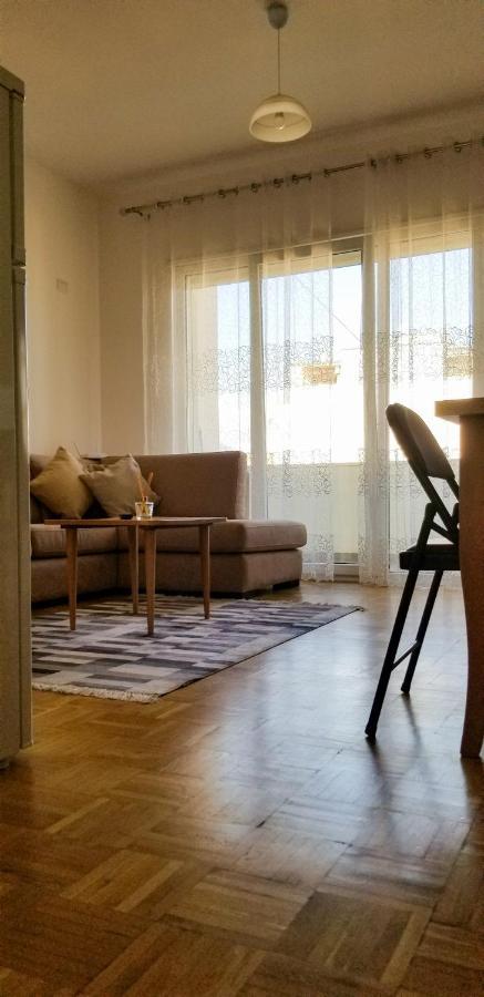 City Center Cute And Comfy Apartment - Ajia Apartments Tirana Bagian luar foto