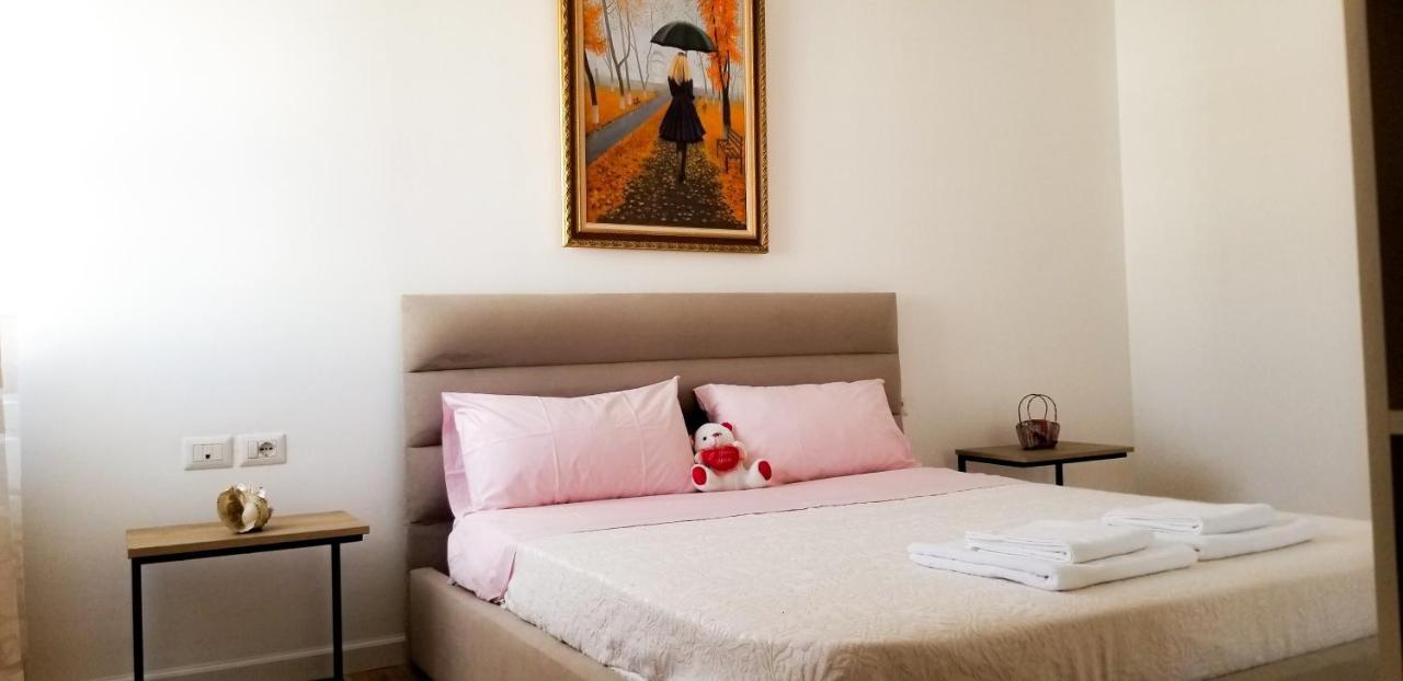 City Center Cute And Comfy Apartment - Ajia Apartments Tirana Bagian luar foto