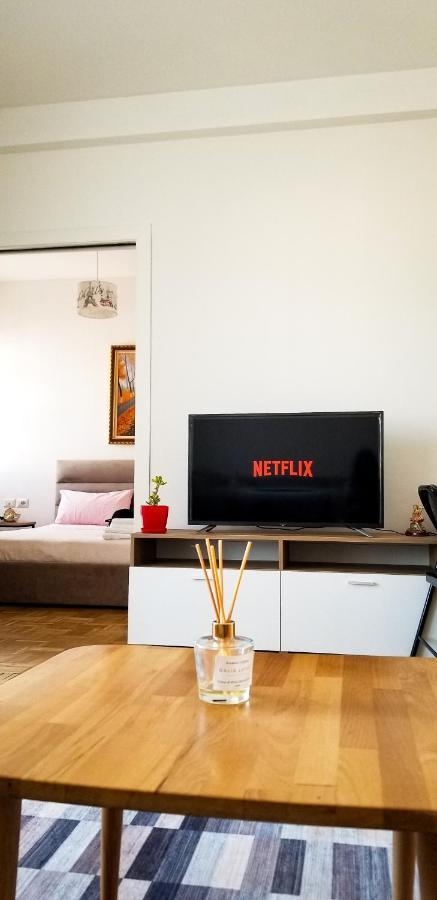 City Center Cute And Comfy Apartment - Ajia Apartments Tirana Bagian luar foto