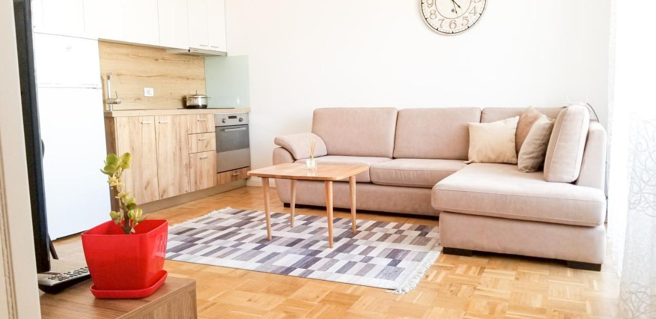 City Center Cute And Comfy Apartment - Ajia Apartments Tirana Bagian luar foto