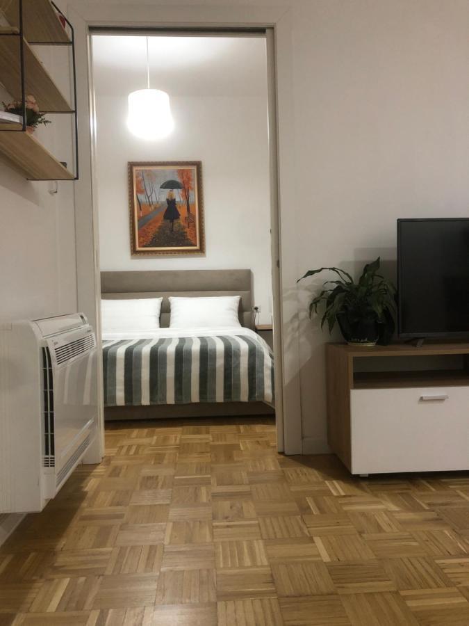 City Center Cute And Comfy Apartment - Ajia Apartments Tirana Bagian luar foto