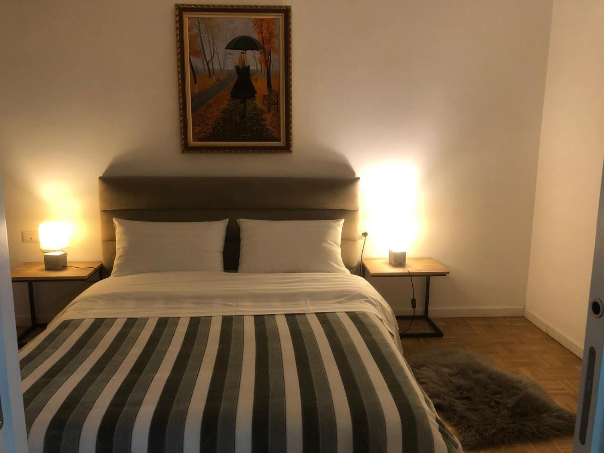 City Center Cute And Comfy Apartment - Ajia Apartments Tirana Bagian luar foto
